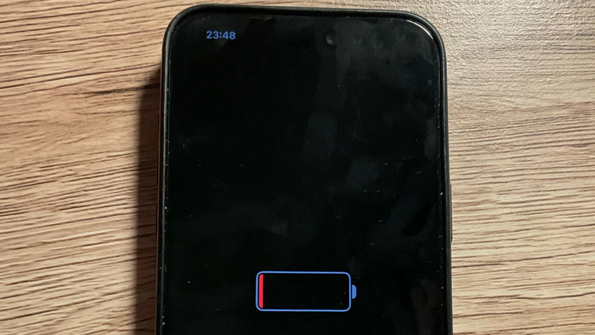iPhone 15 с iOS 18 может показывать время после разрядки аккумулятора
