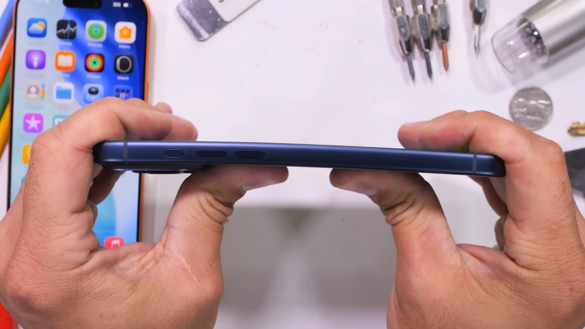 JerryRigEverything проверил на прочность iPhone 17 Pro — блок камер царапается без проблем