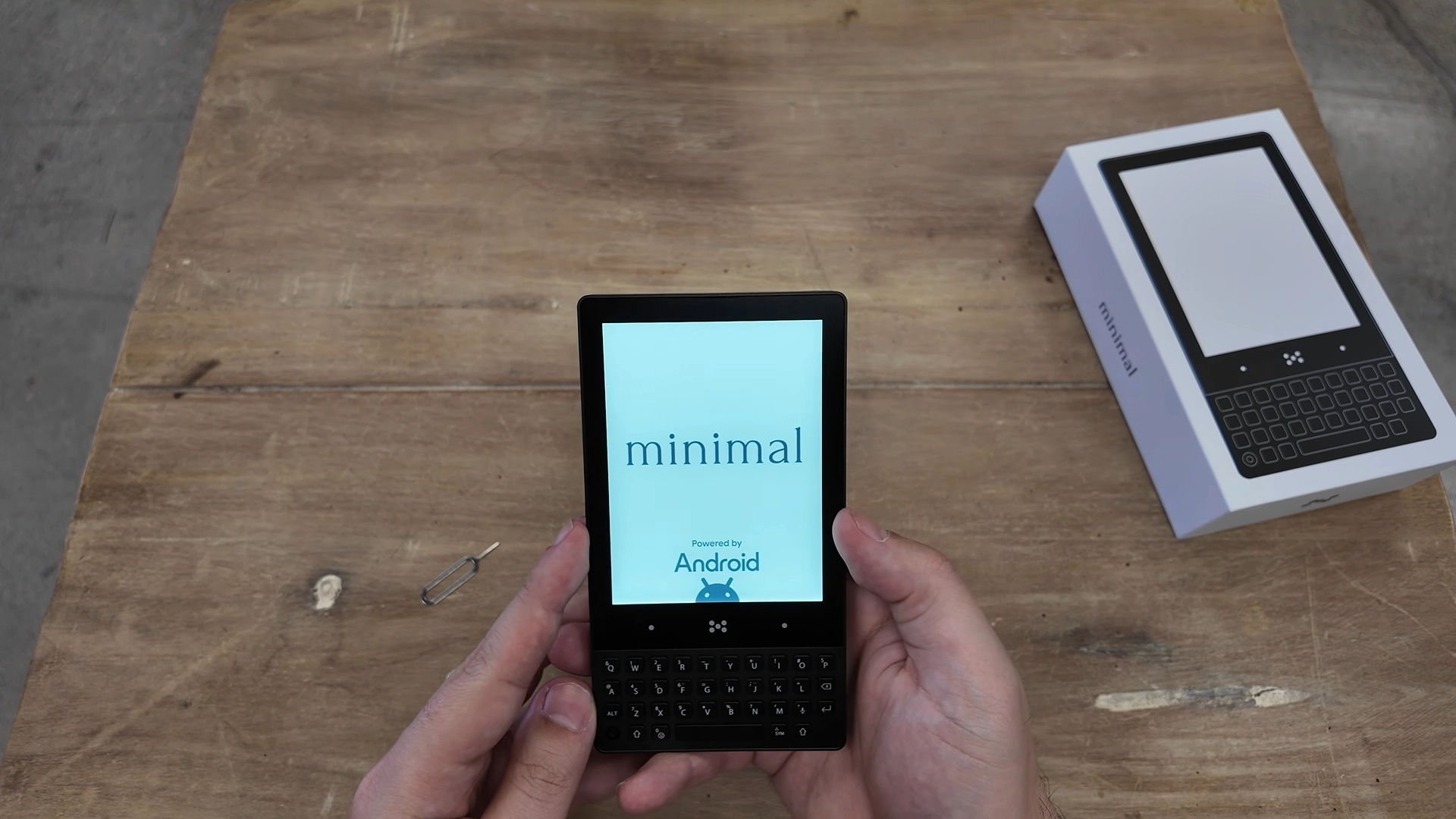 Необычный смартфон Minimal Phone с E Ink-экраном начали доставлять покупателям