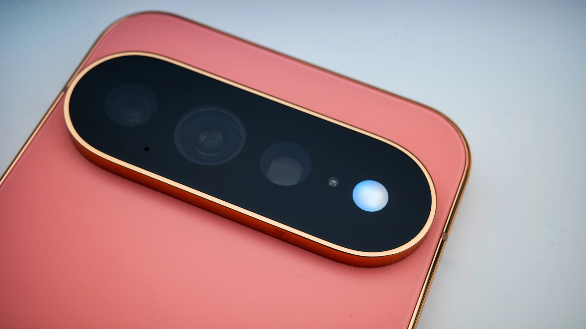 Pixel 11 Pro имеет очень тусклый фонарик из-за функции HiLight