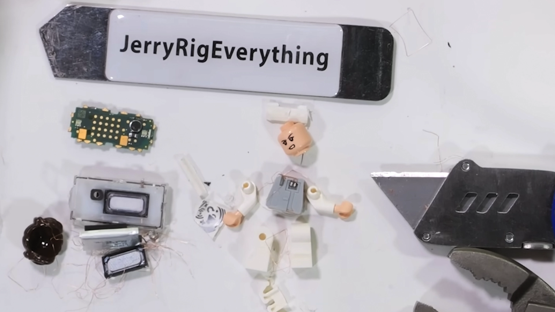 JerryRigEverything протестировал и разобрал Smart Brick — интерактивный «LEGO-кирпичик»