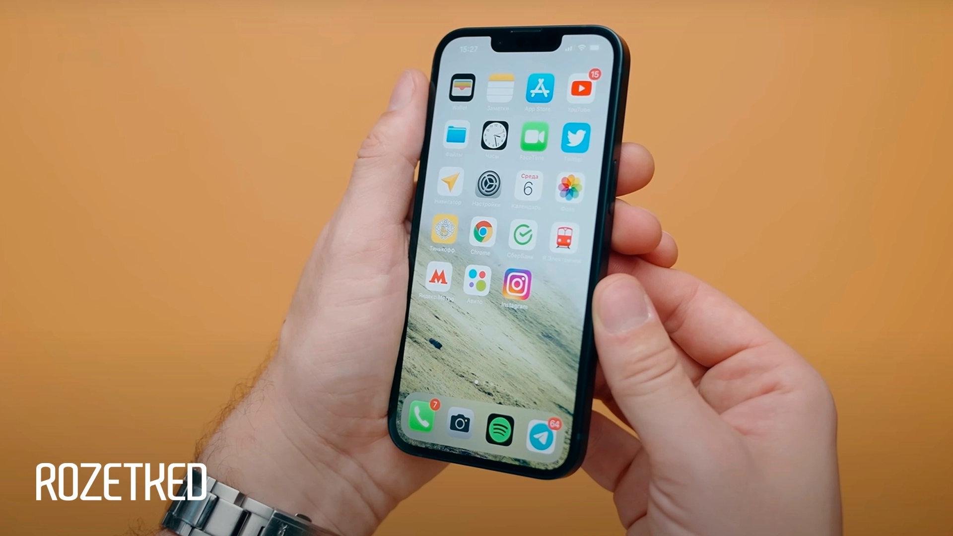 Чехол для iPhone SE 4 засветился на фото