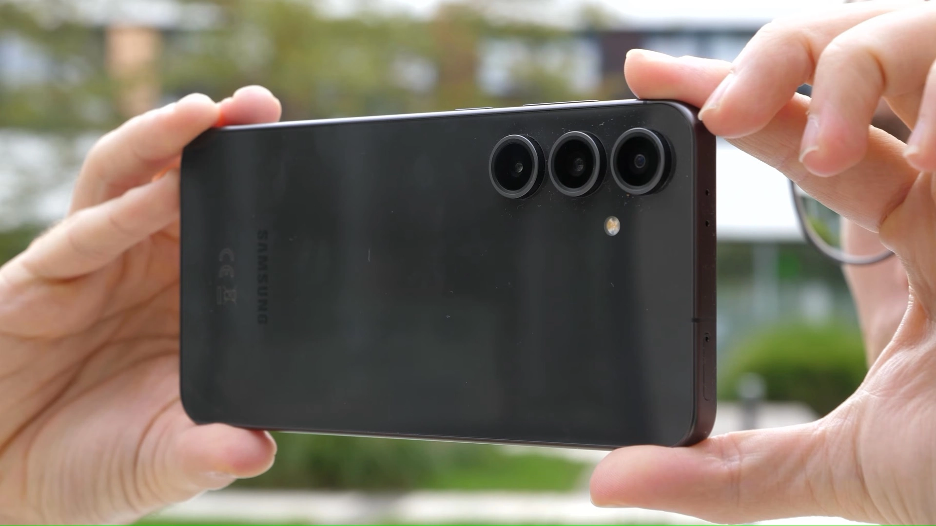 СМИ: Galaxy S25 FE получит быструю зарядку и станет тоньше предшественника