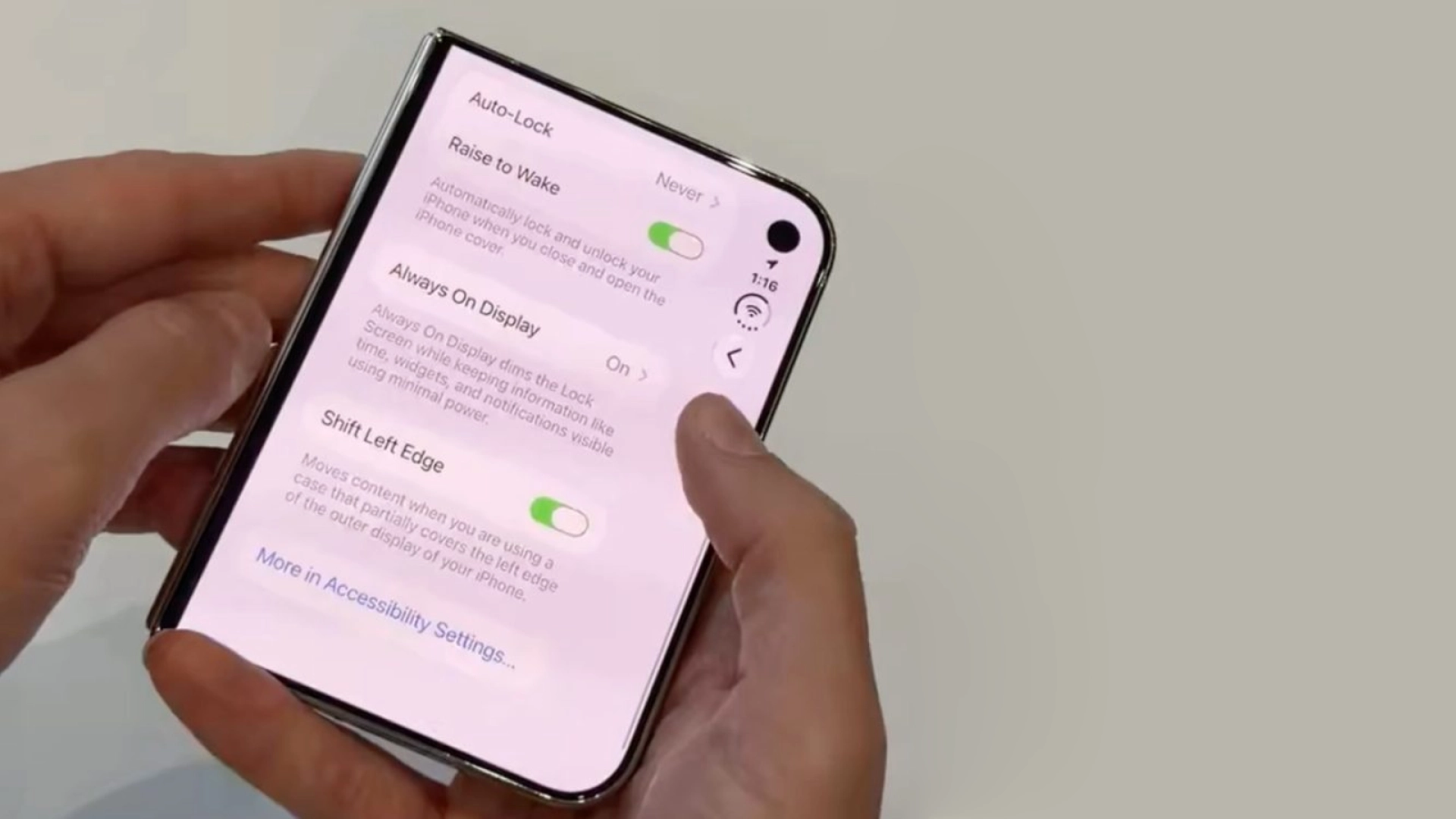 В iPhone Duo можно добавить фальшивую рамку слева, чтобы чехлы не перекрывали экран