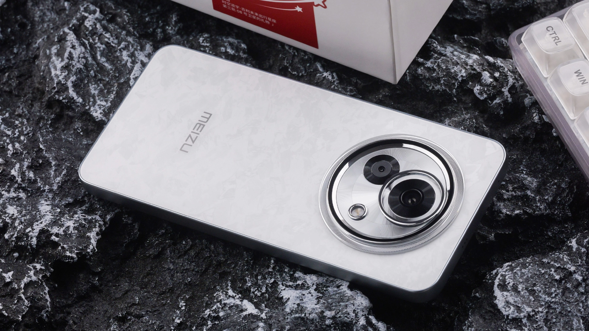 Meizu 22 показали на фото — смартфон выйдет в апреле