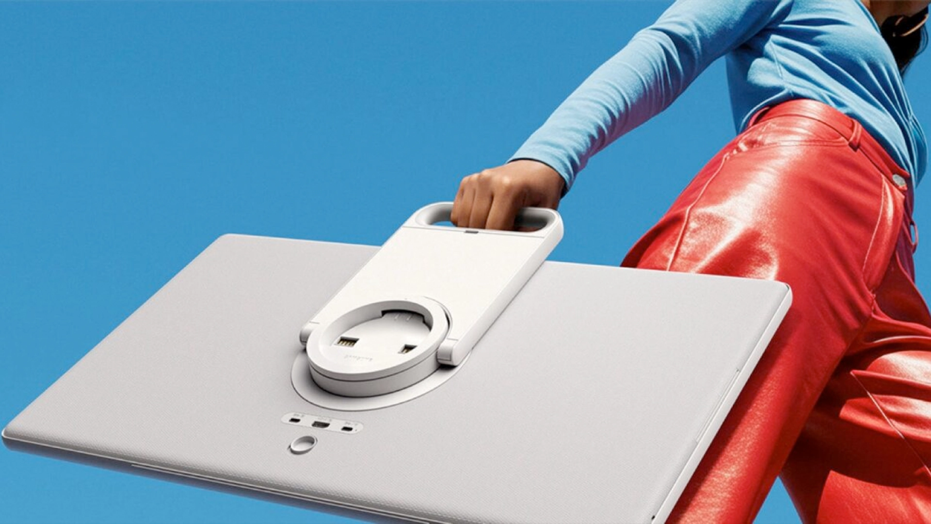 Samsung выпустила Movingstyle TV — портативный телевизор со встроенной батареей