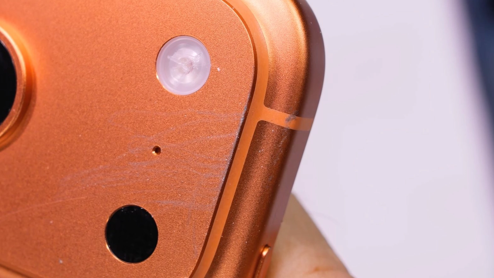 Инсайд: iPhone 18 Pro сохранит «проблемное» алюминиевое покрытие