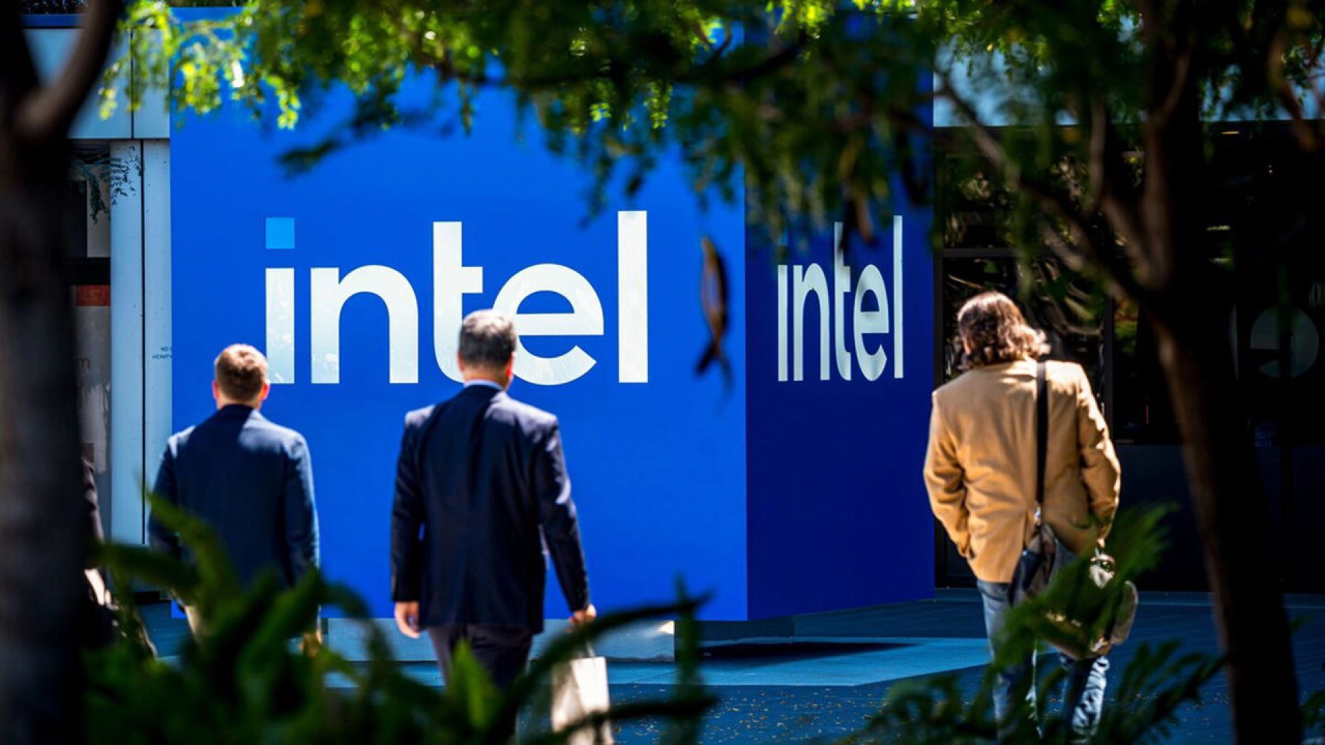 Трамп заявил, что Intel передаёт 10% своих акций правительству США