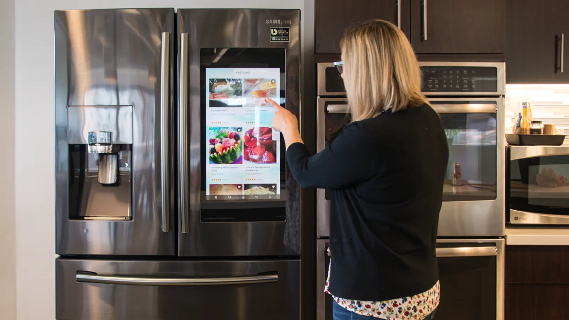 Премиальные холодильники Samsung начали показывать рекламу