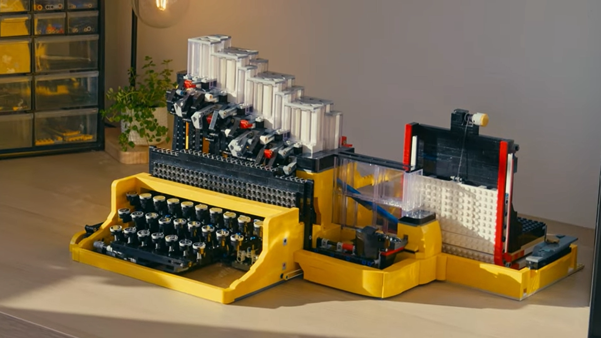 Энтузиаст создал пишущую машинку из конструктора Lego