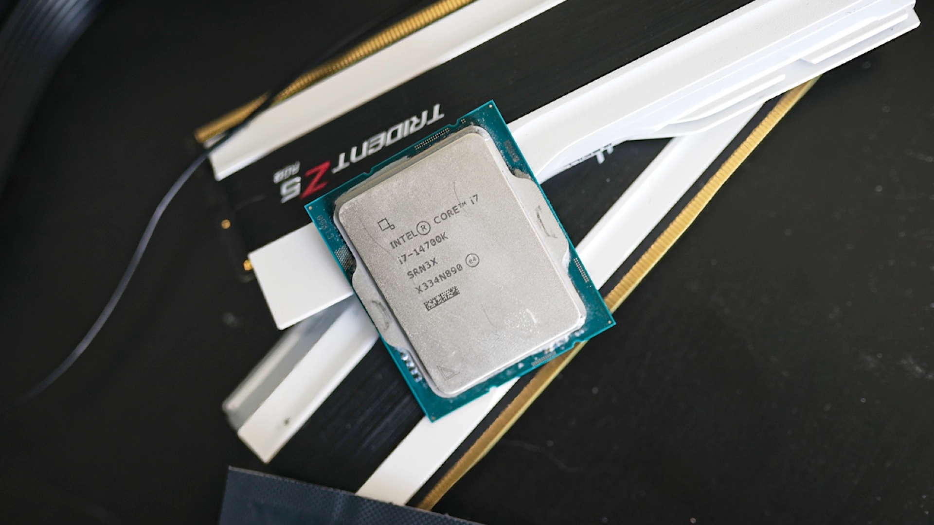 Intel продолжит выпускать процессоры Raptor Lake из-за высоких цен на память DDR5