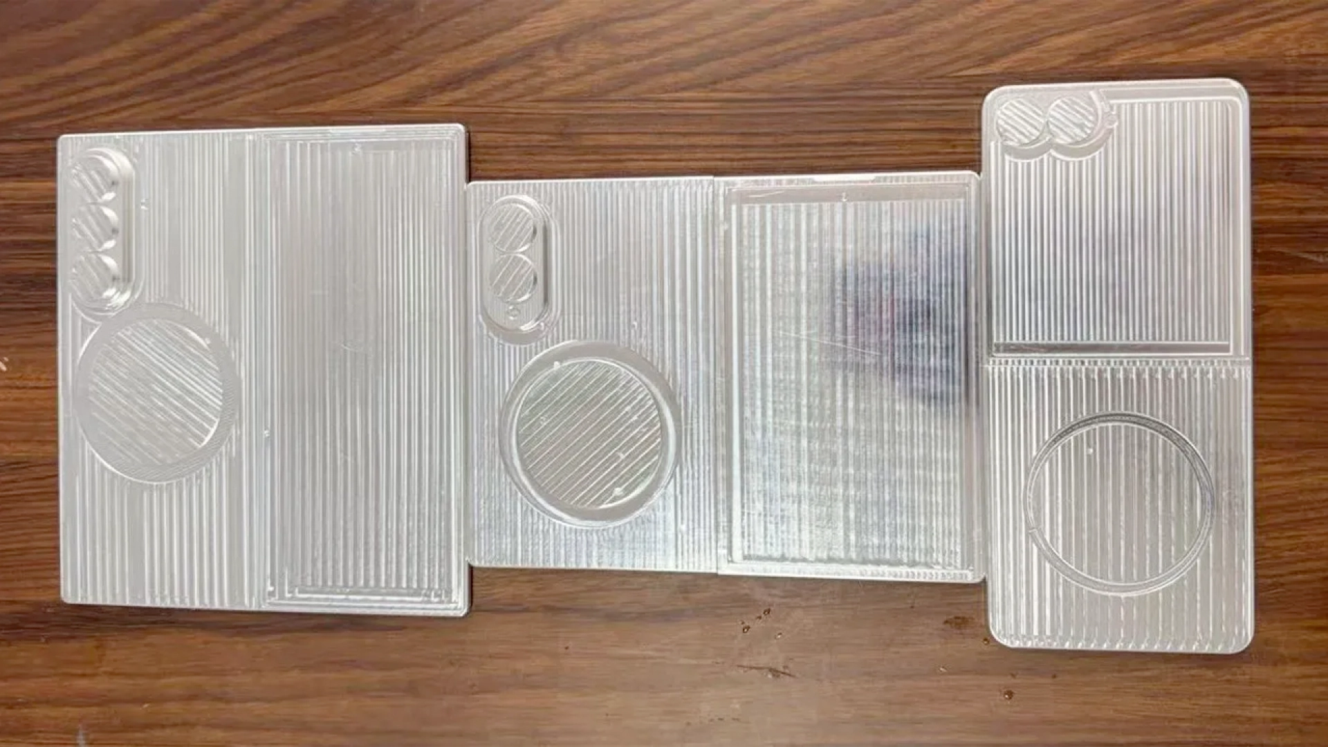 На фото показали «болванки» новых Galaxy Z Fold — включая широкую «раскладушку»