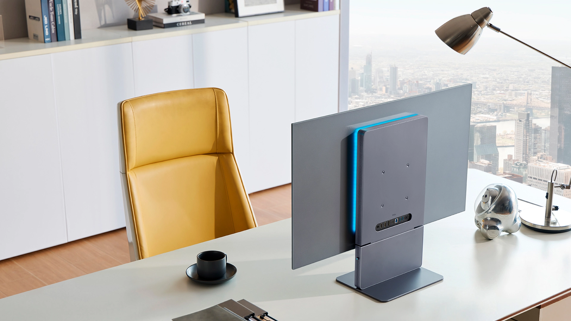 TCL представила в России флагманский монитор 32X3A — по цене 94 999 рублей