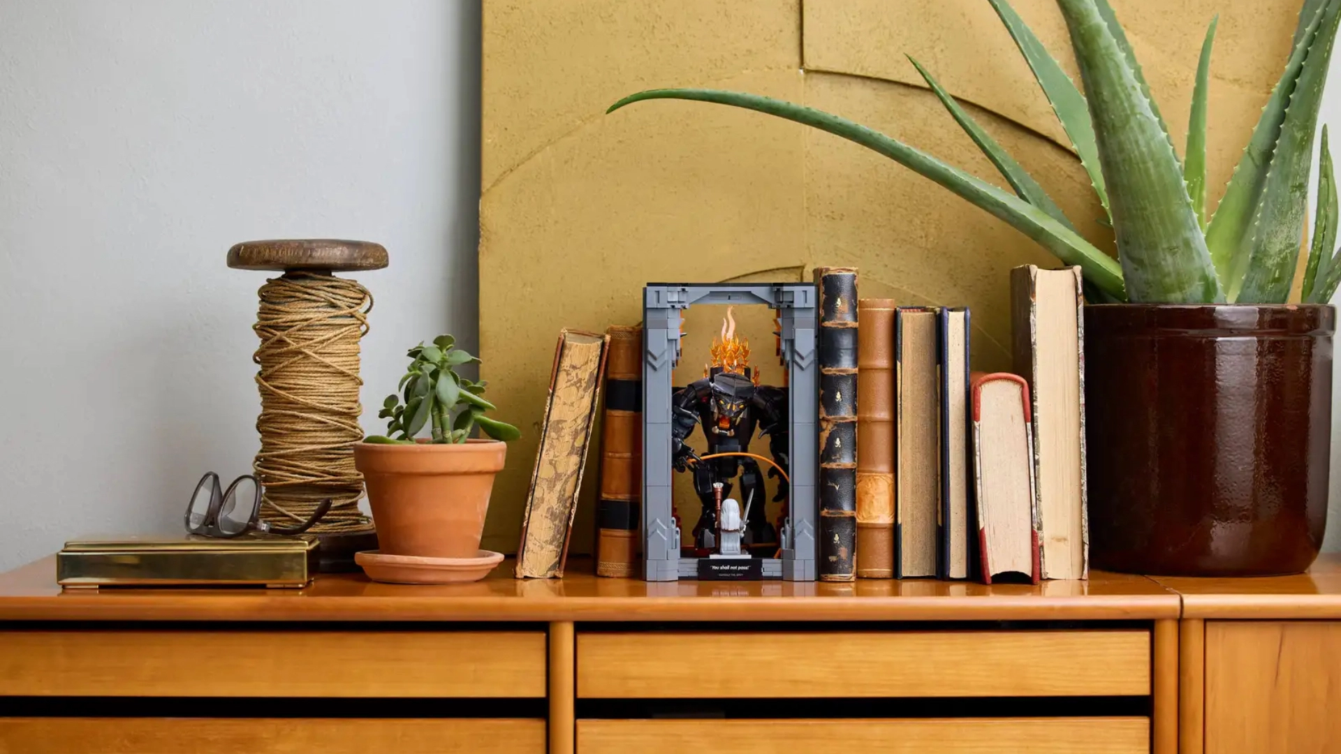 LEGO представляет «Ты не пройдёшь!»: книжный уголок с Гэндальфом и Балрогом