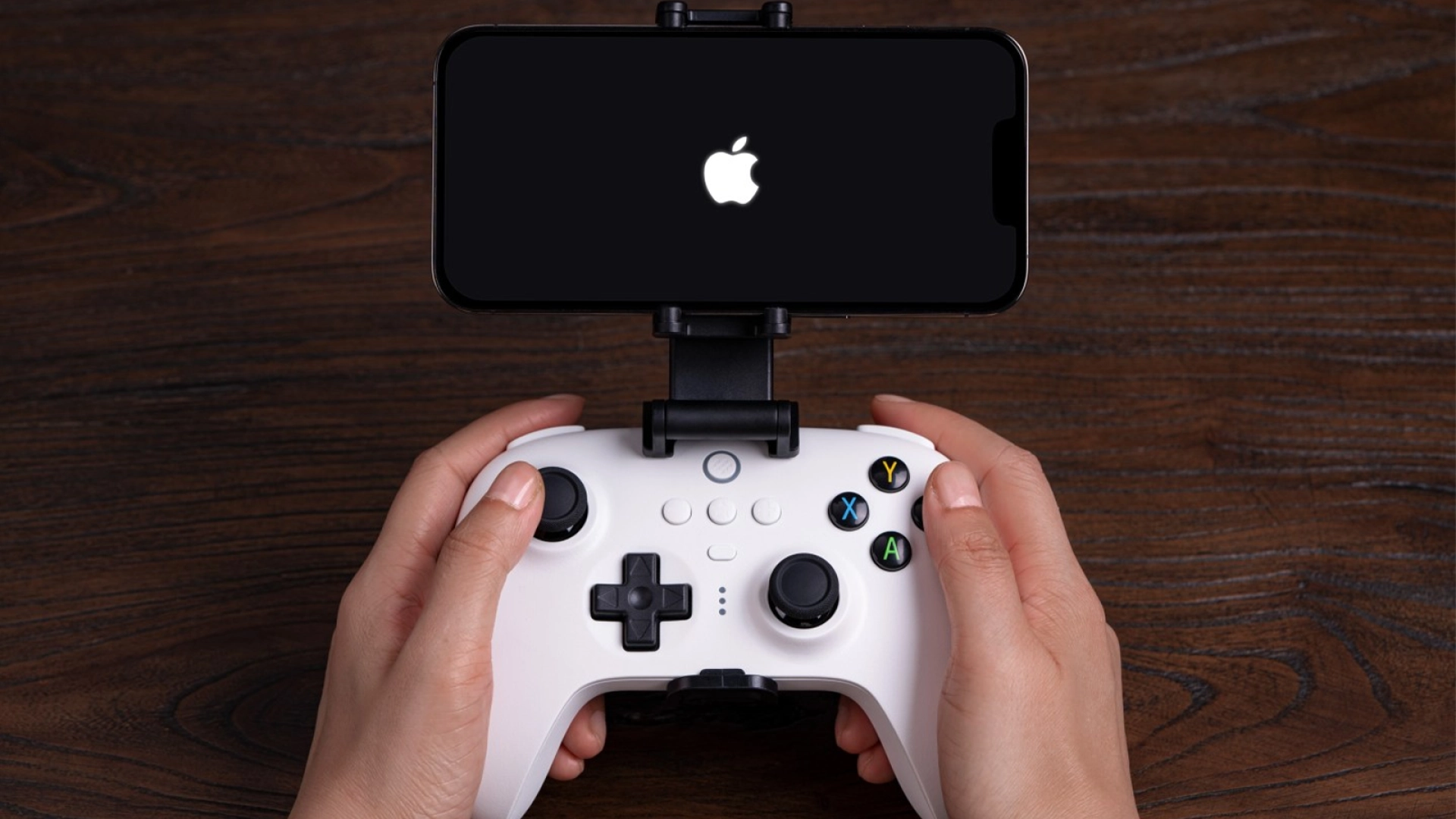 Bloomberg: Apple работает над игровыми контроллерами для iPhone