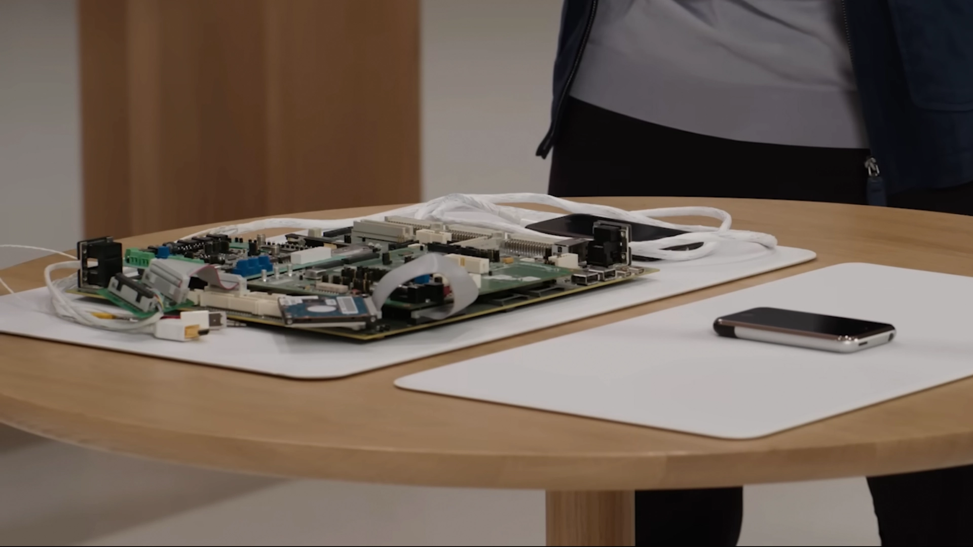 Тим Кук показал журналистам прототипы iPhone, iPod и Apple Watch — в честь 50-летия компании