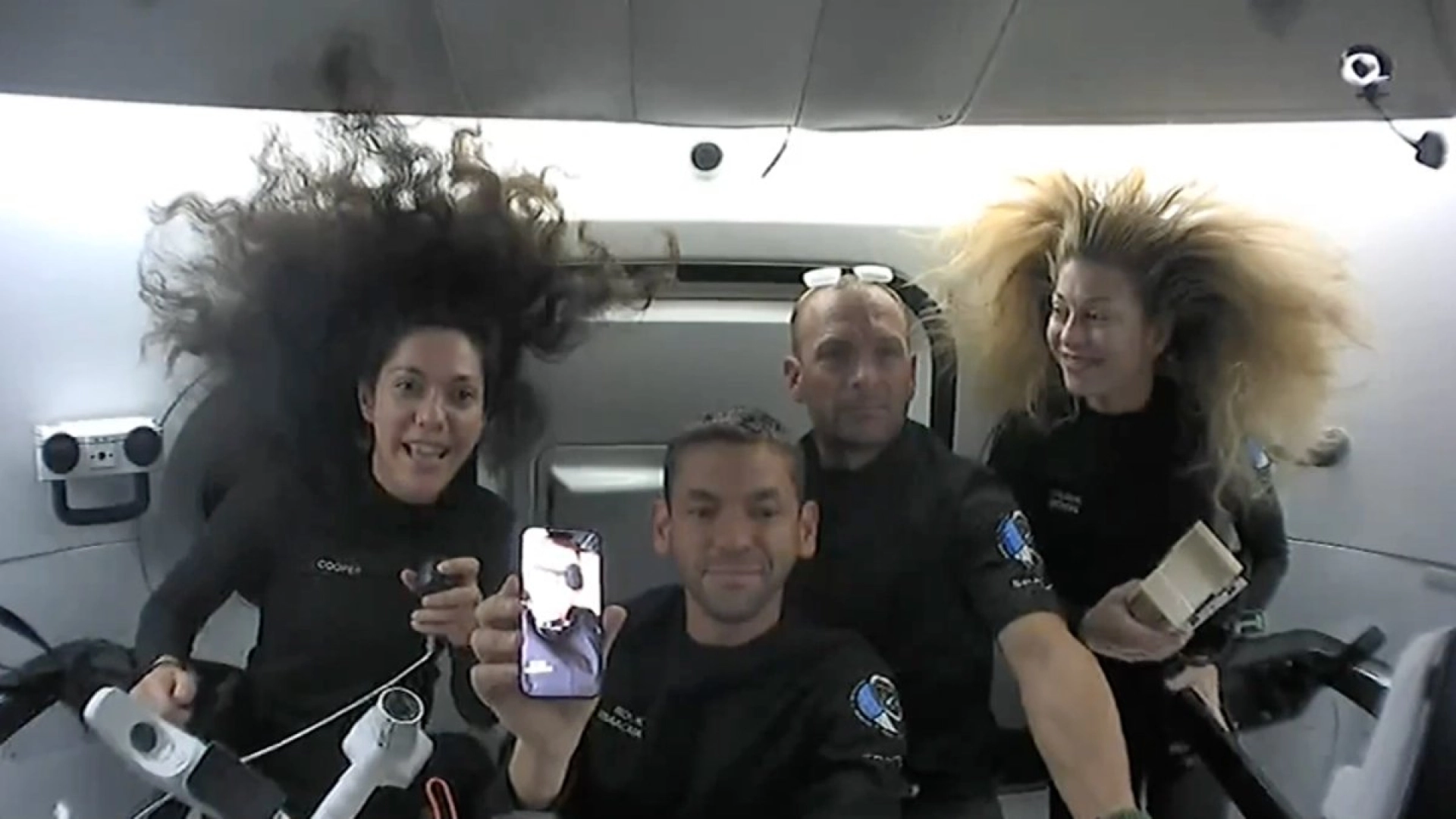 NASA разрешила астронавтам брать смартфоны на орбиту — современная техника полетит к МКС и Луне