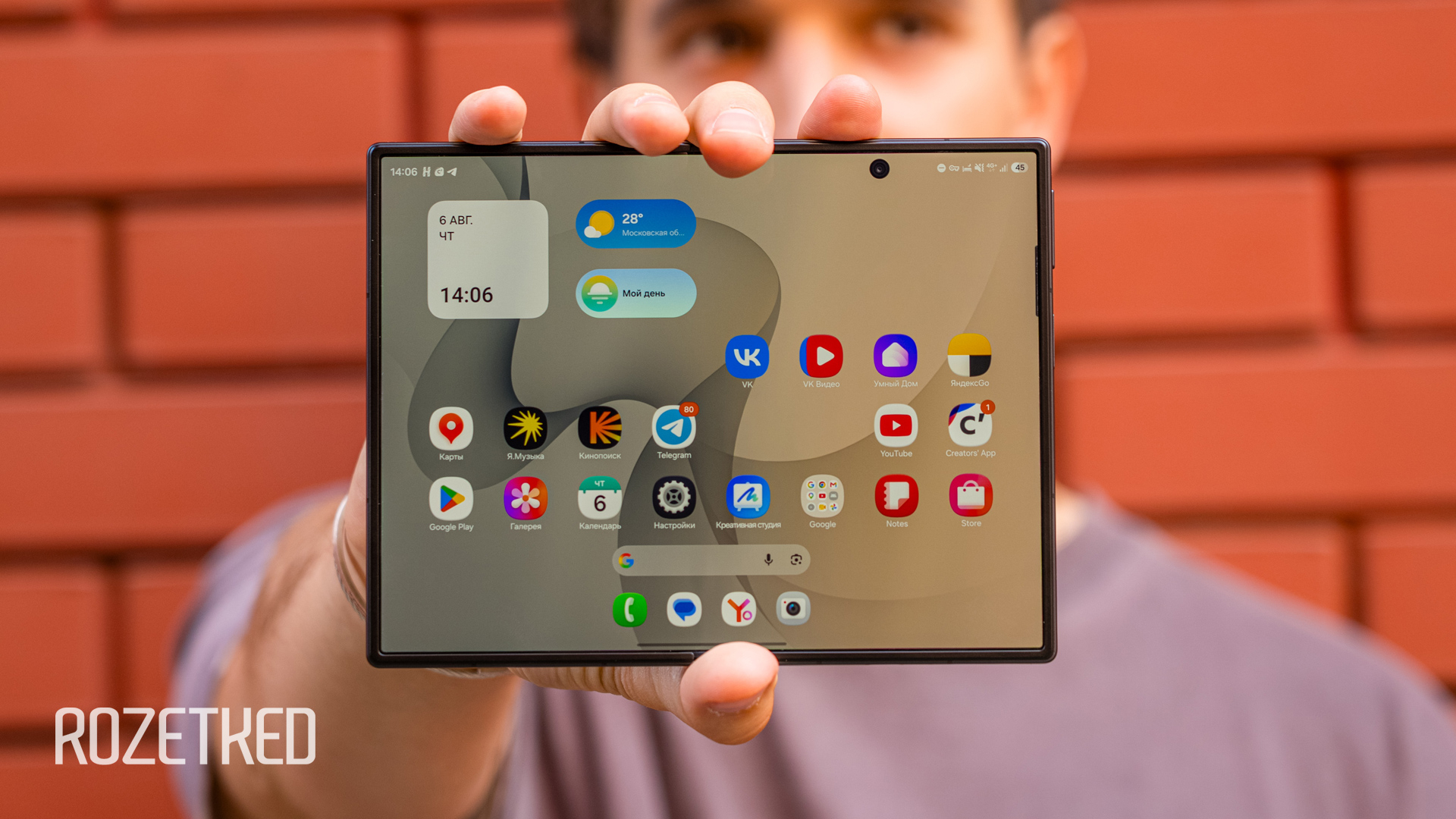 Обзор Samsung Galaxy Z Fold 8. Свежий взгляд на непривычный формат