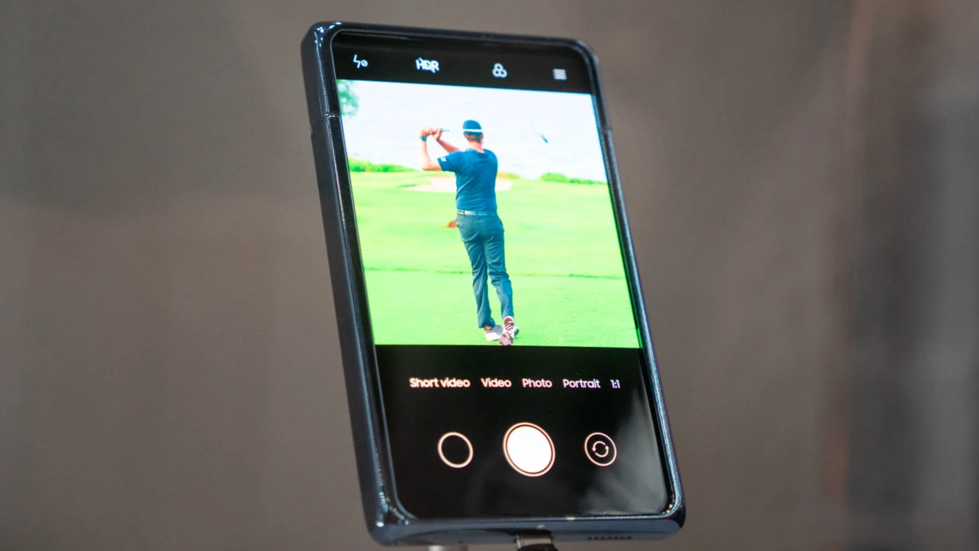 Samsung показала необычный концепт смартфона с растягивающимся дисплеем