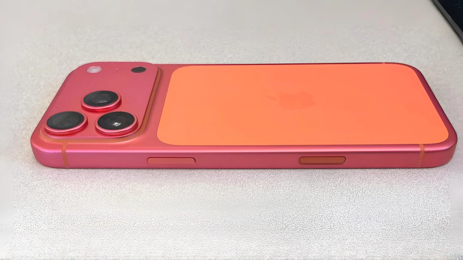 У некоторых пользователей новые iPhone стали сами менять цвет