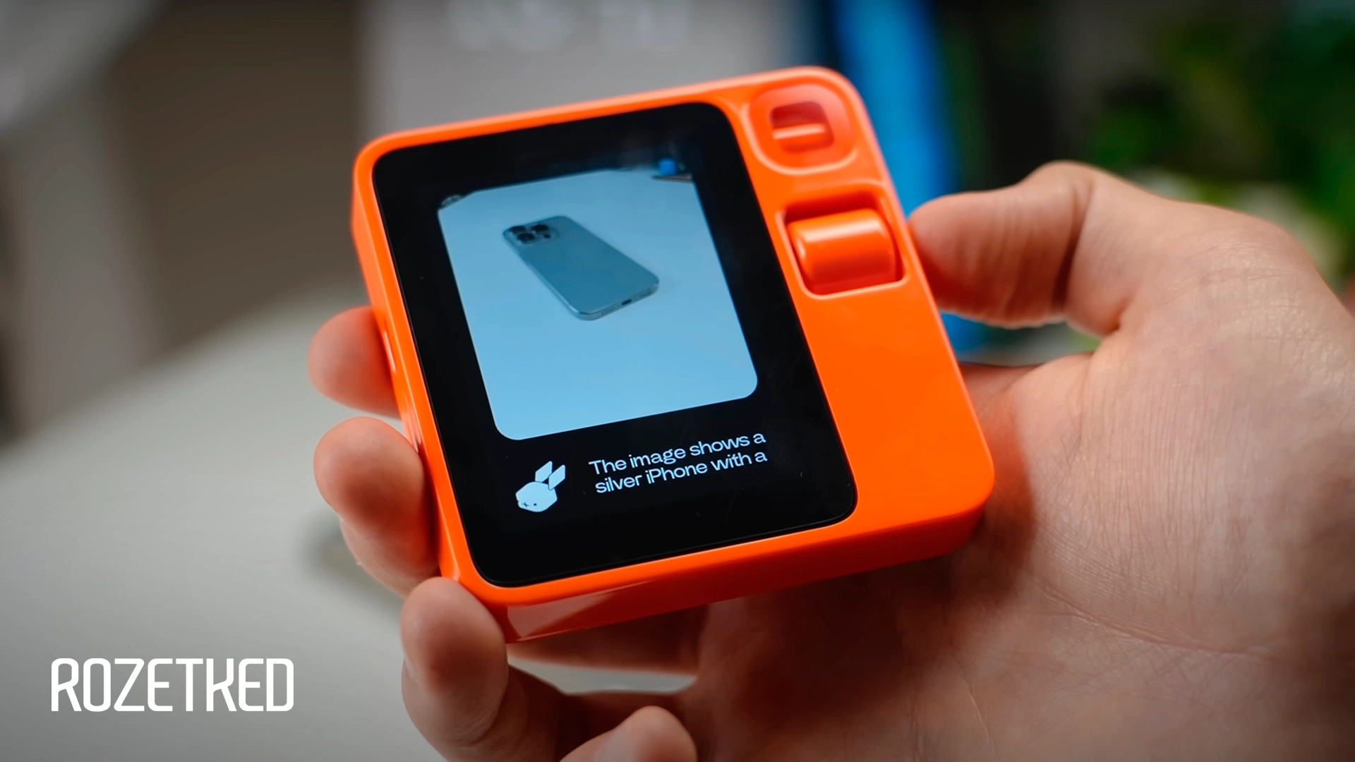 Rabbit R1 ежедневно пользуются всего 5000 человек из 100 000