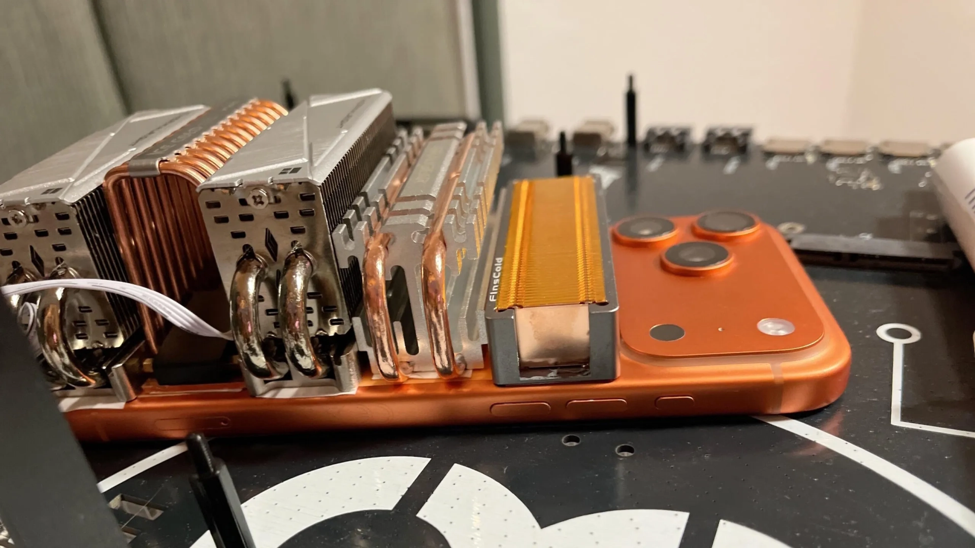 Энтузиаст с Reddit прикрутил к iPhone 17 Pro комплект радиаторов для SSD