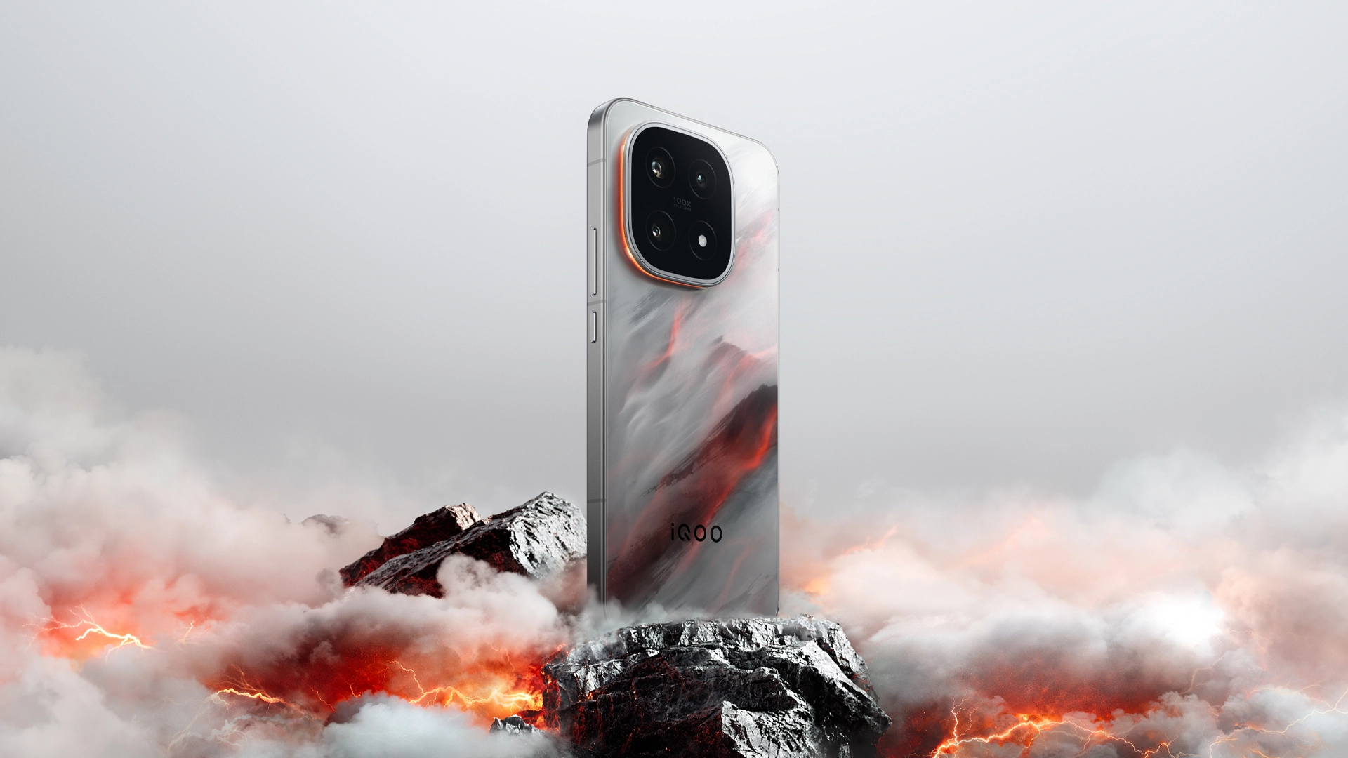 В России стартовали продажи флагманского iQOO 15 — по цене от 79 999 рублей