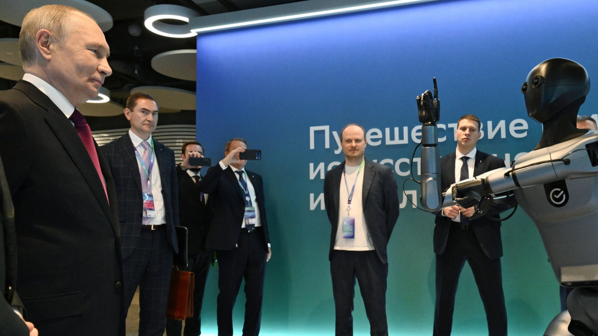 Путин поручил создать штаб по развитию искусственного интеллекта