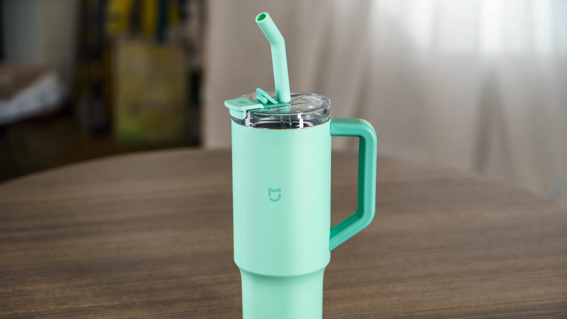 Новинка от Xiaomi — термокружка с трубочкой, которая в два раза дешевле Stanley
