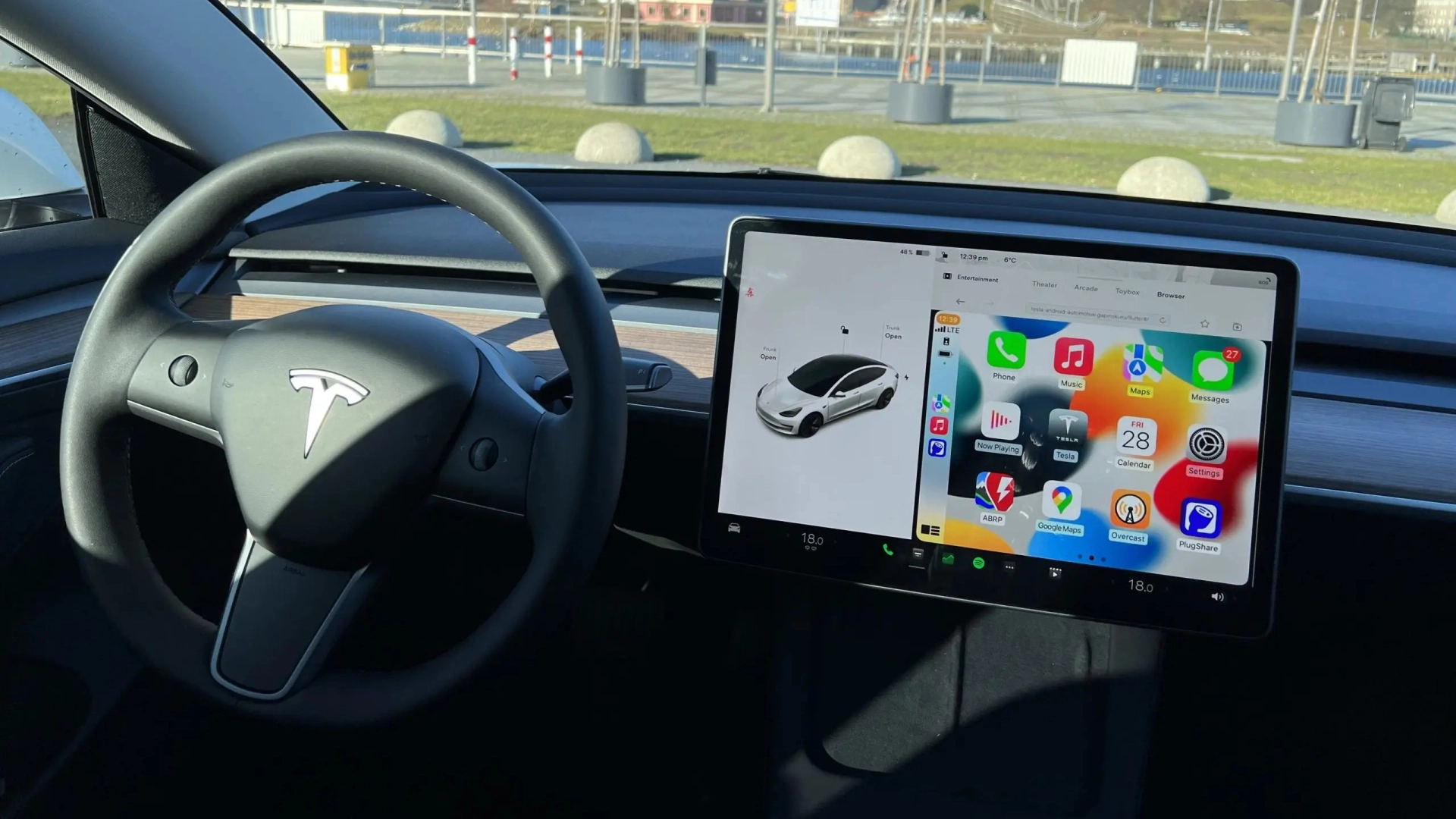 Bloomberg: Tesla откладывает внедрение CarPlay из-за проблем с iOS 26
