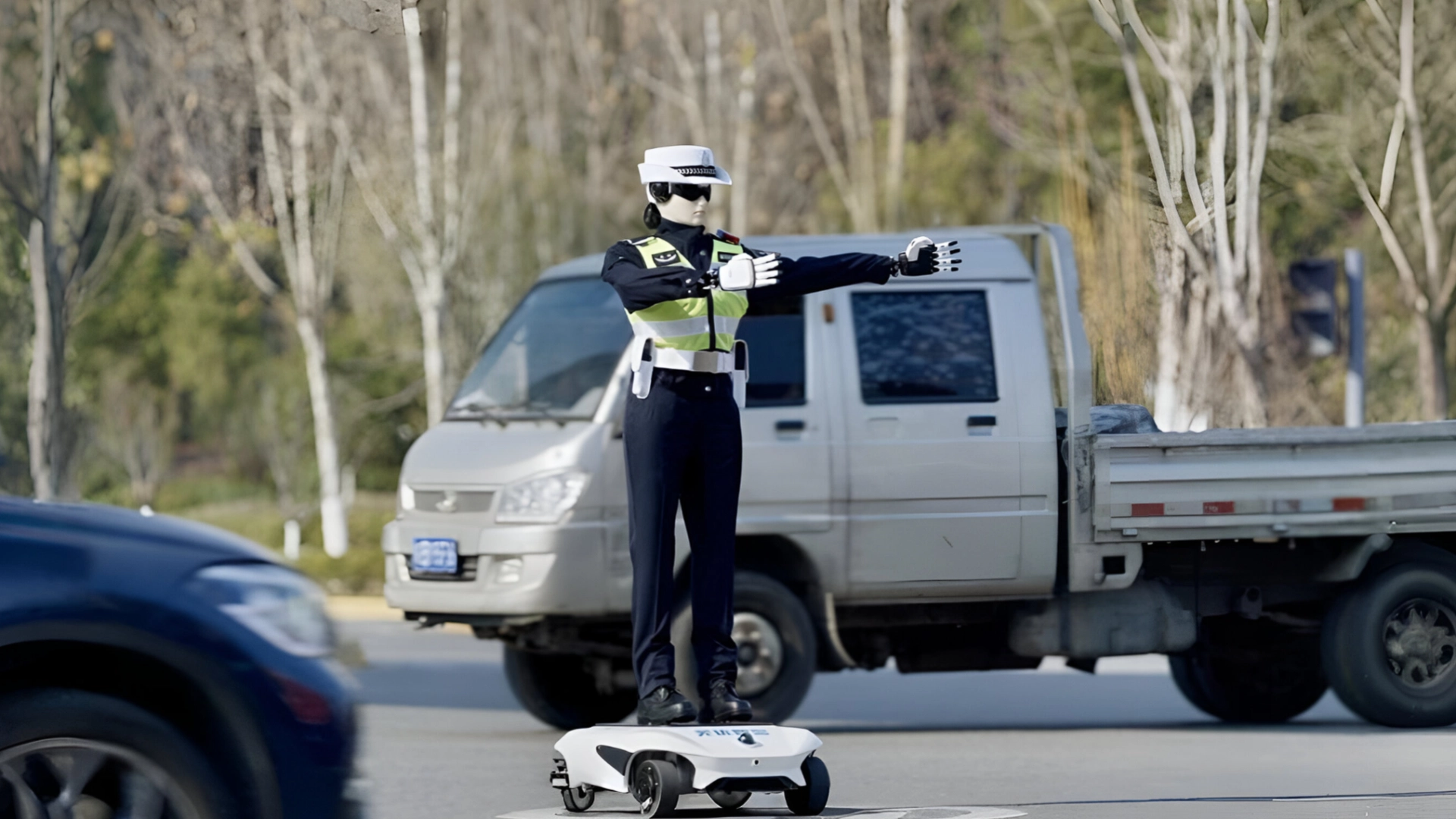 В Китае заступил на работу первый робот-полицейский