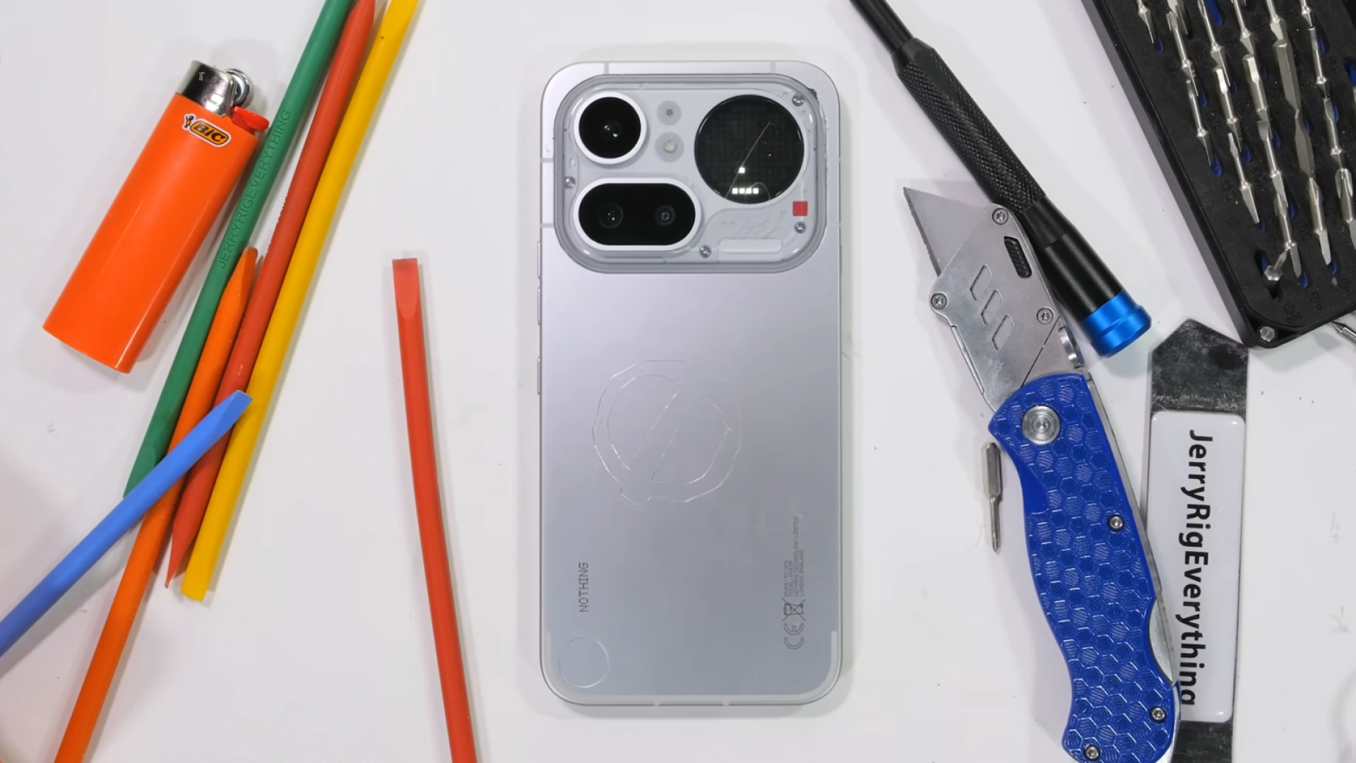 JerryRigEverything проверил на прочность и разобрал Nothing Phone (4a) Pro
