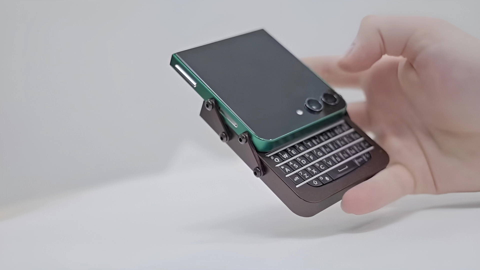 Блогер собрал уникальный смартфон из сломанного Galaxy Z Flip