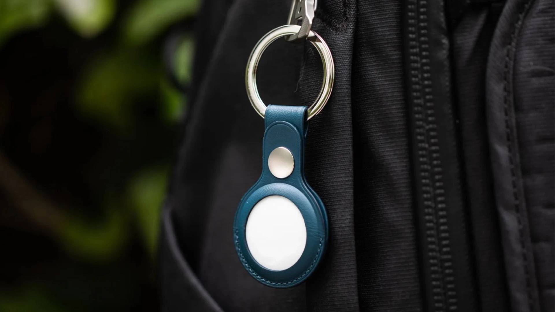 The Information: Apple работает над носимым ИИ-устройством размером с AirTag