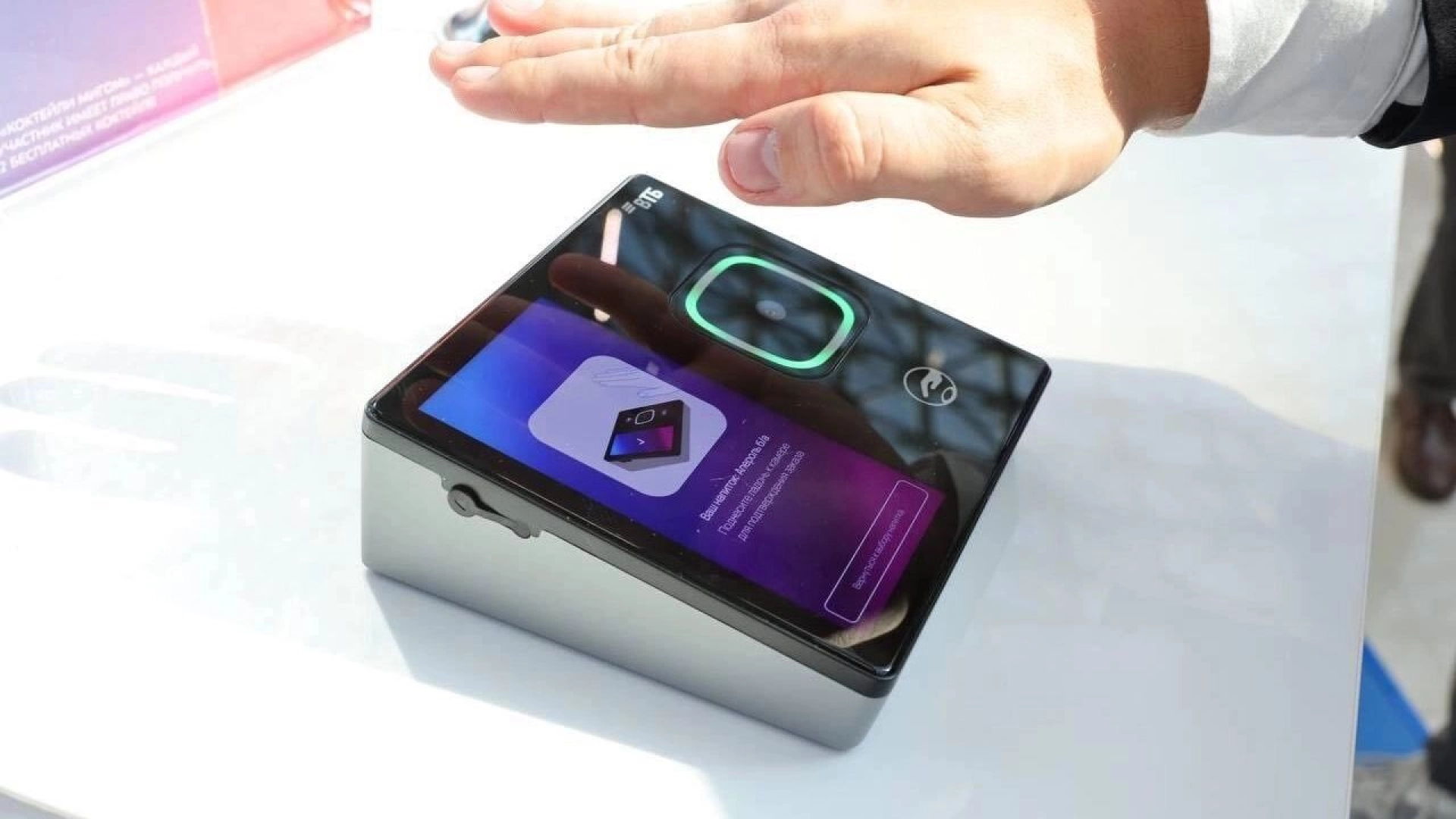 ВТБ представил терминал для оплаты ладонью