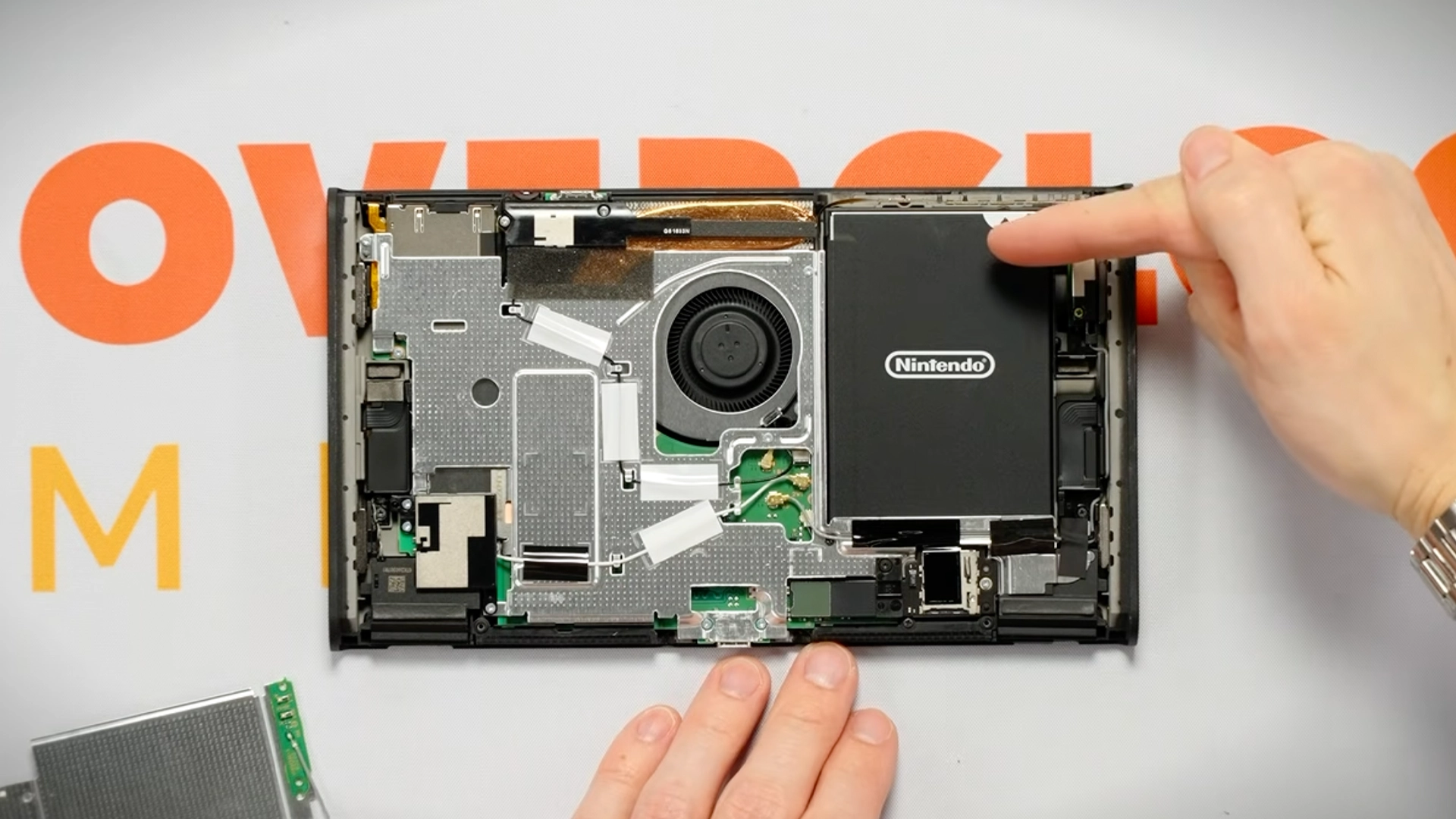 YouTube-блогер показал, насколько просто заменить АКБ в европейской версии Switch 2
