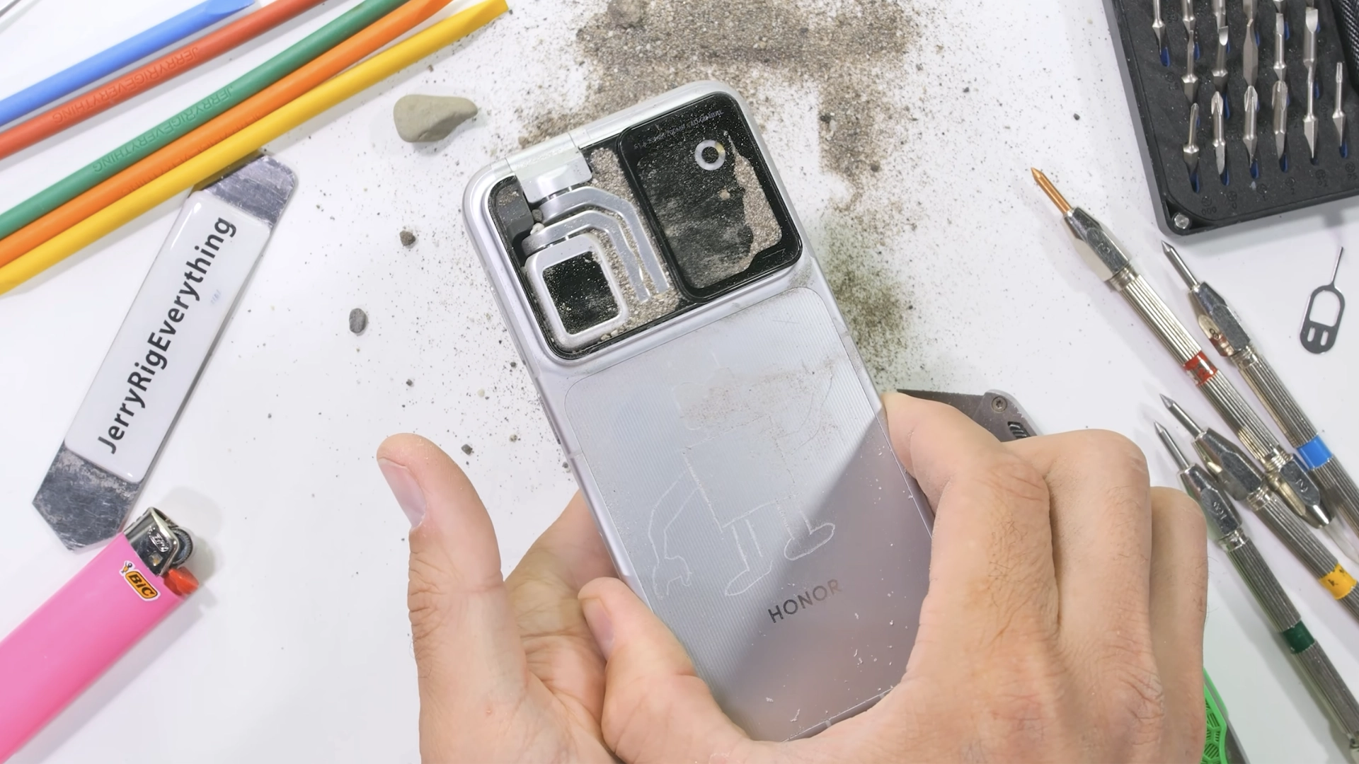 JerryRigEverything проверил на прочность Honor Robot Phone — а потом его разобрал