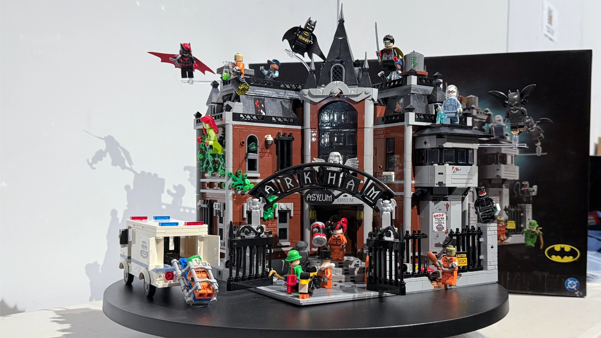 LEGO представила большой набор по «Бэтмену» — с трёхуровневой лечебницей Аркхэм