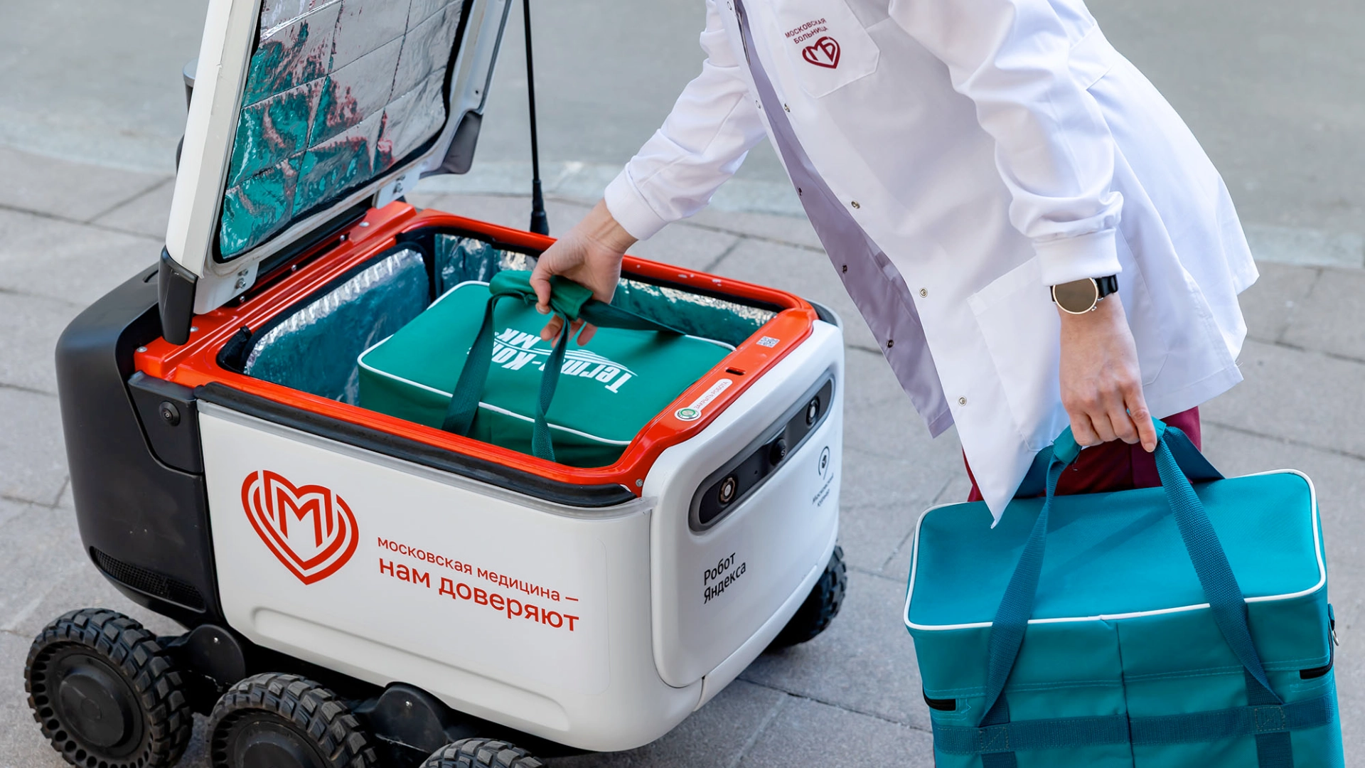 В московских больницах начали использовать роверы «Яндекса»