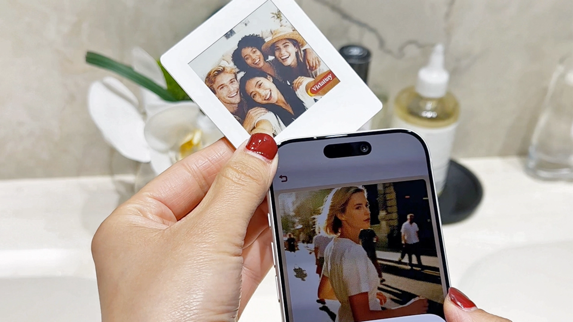 VidaBay выпустила магниты на холодильник в виде Polaroid-снимков с экраном E-Ink