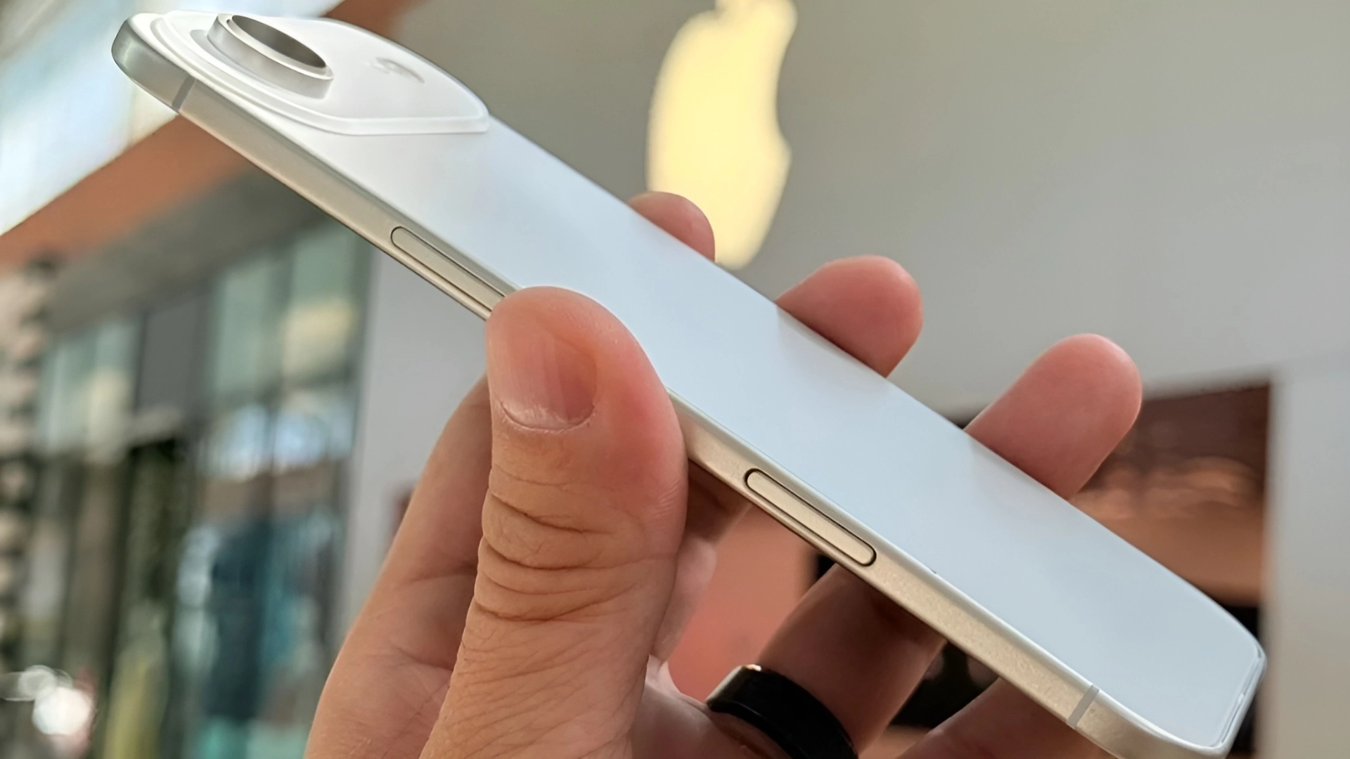 Слух: iPhone 17 Air может получить аккумулятор с металлическим корпусом