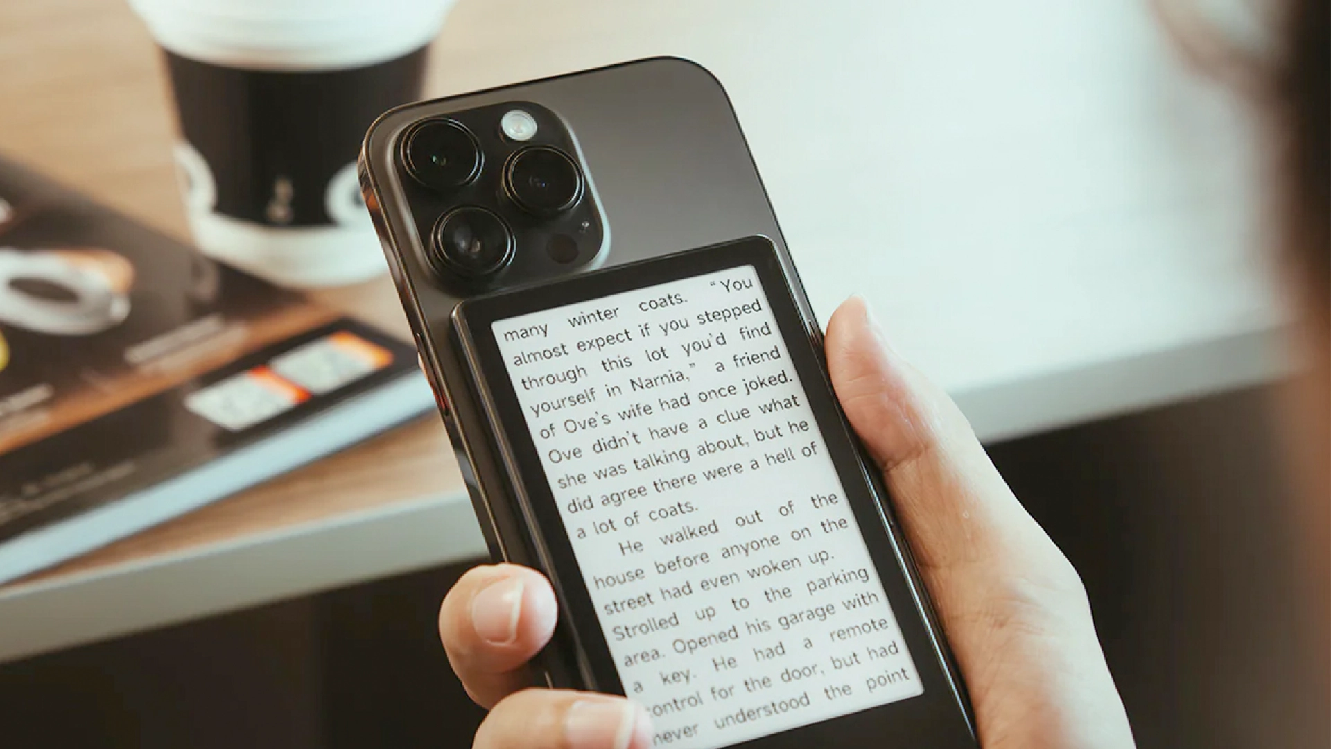 Xteink выпустила мини-ридер, который крепится к iPhone и Pixel как MagSafe-аксессуар