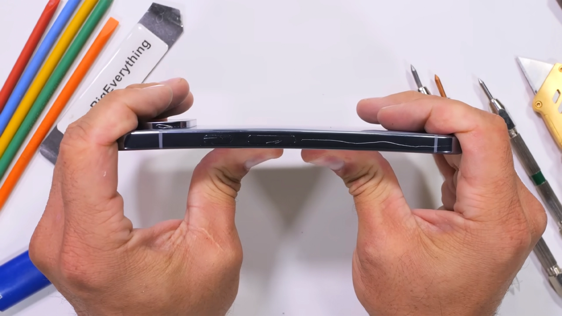 JerryRigEverything проверил на прочность Pixel 10 Pro XL — согнуть смартфон не получилось