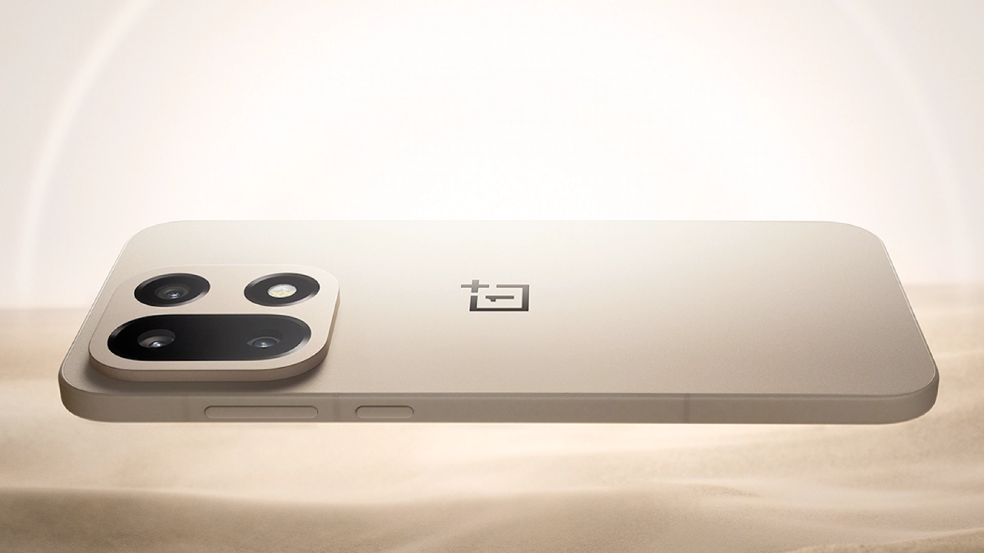 В сети появились подробности о OnePlus 15T — с батареей на 7000 мАч в компактных размерах