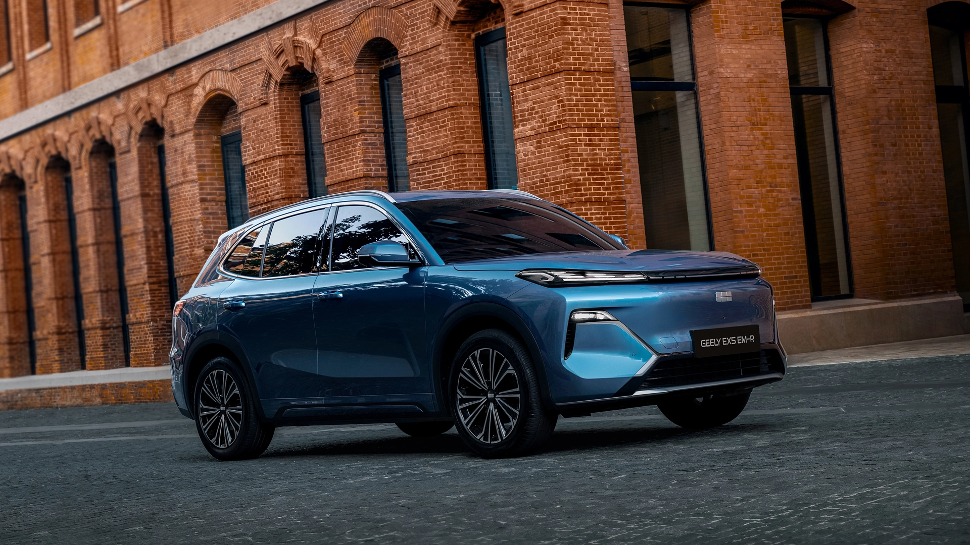 Geely представила в России новый гибридный кроссовер EX5