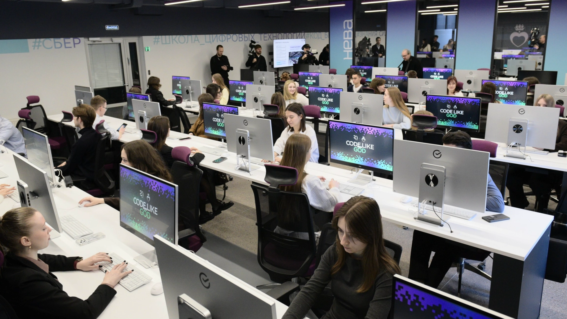 В Москве стартовали классы по работе с ИИ для десятиклассников