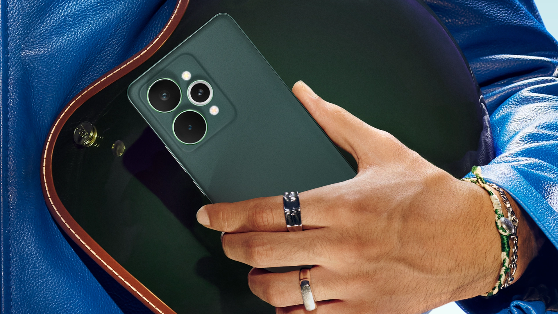 В России стартовали продажи realme 15 Pro, 15 5G и 15T — по цене от 21 999 рублей