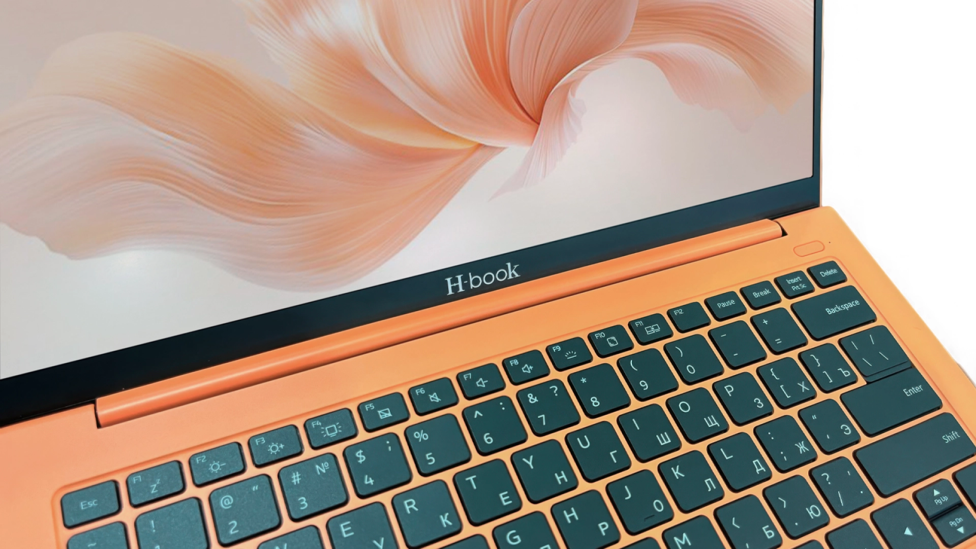 В «М.Видео» стартовали продажи белорусского ноутбука H-Book IPK4 — по цене от 79 999 рублей