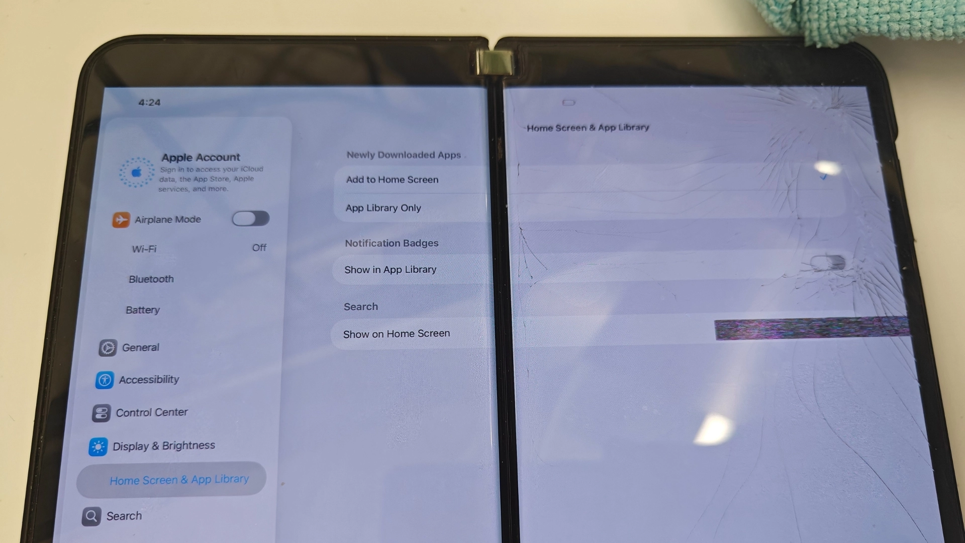 Энтузиаст портировал iOS 26 на Surface Duo