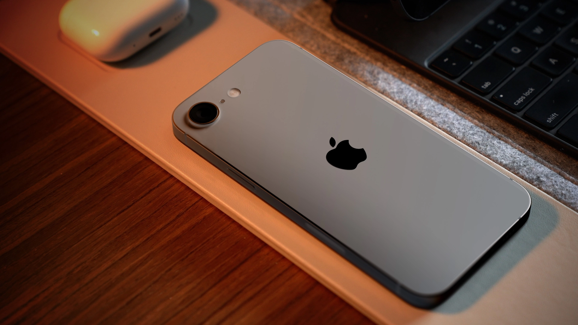 Фото: макеты iPhone SE 4